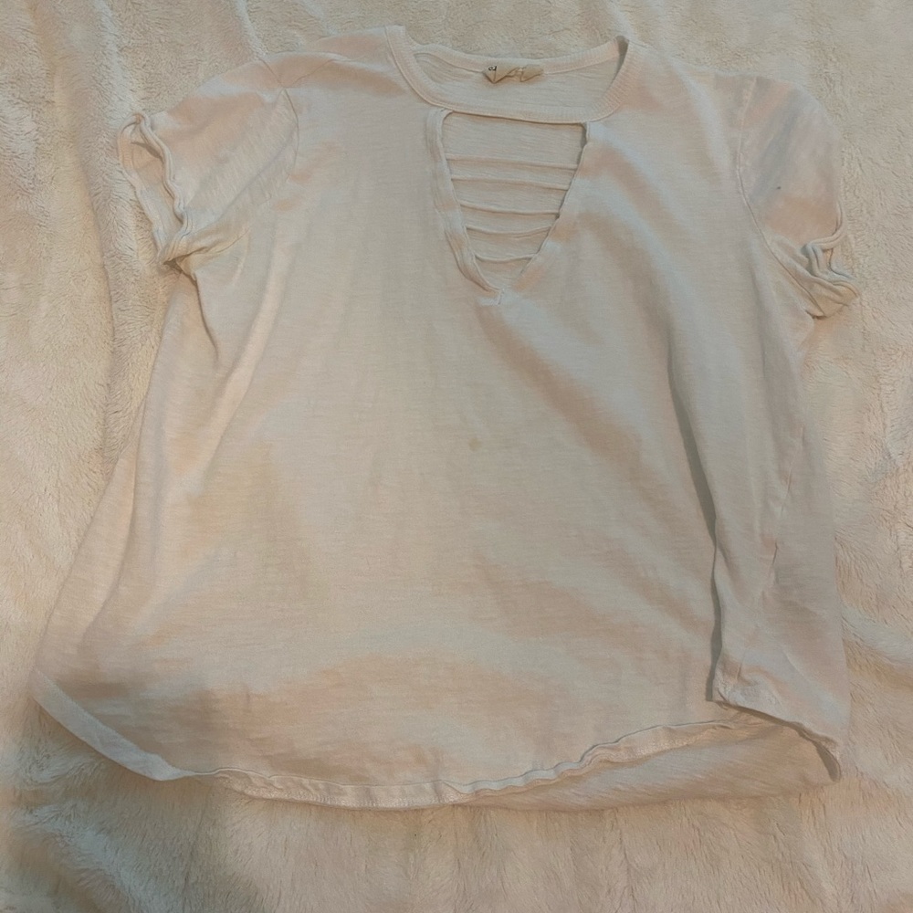 Super cute white tea with V-neck detail